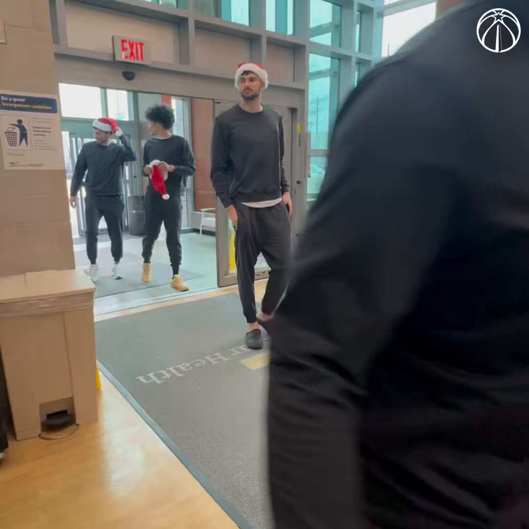 We’re spreading some holiday cheer today with a visit to @MedStarHealth Georgetown University Hospital! 🎁 