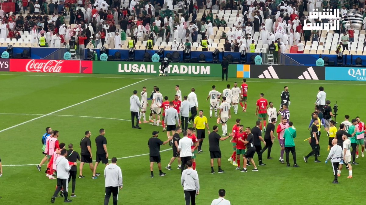 رينارد مدرب المنتخب السعودي في حديث مع عبدالله الحمدان بعد نهاية المواجهة في أرضية الملعب #السعودية_المغرب 