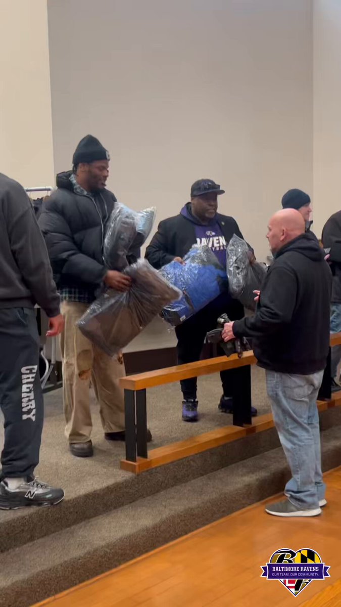 .@Lj_era8, @TheOfficial_80, @KVN_03 and more Ravens participated in a coat drive today for Helping Up Mission 💜 
