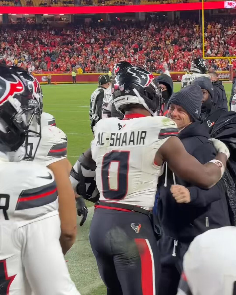 A game ball he’ll never forget 🔥

#ProBowlVote + #WPMOYChallenge + Azeez Al-Shaair 