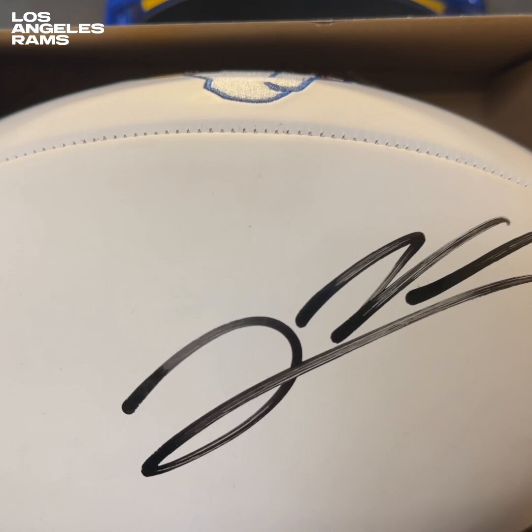 Day 6 of 12 Days of #ProBowlVote Giveaways!

🔁 Repost to win a signed @JaredVerse1 football! 