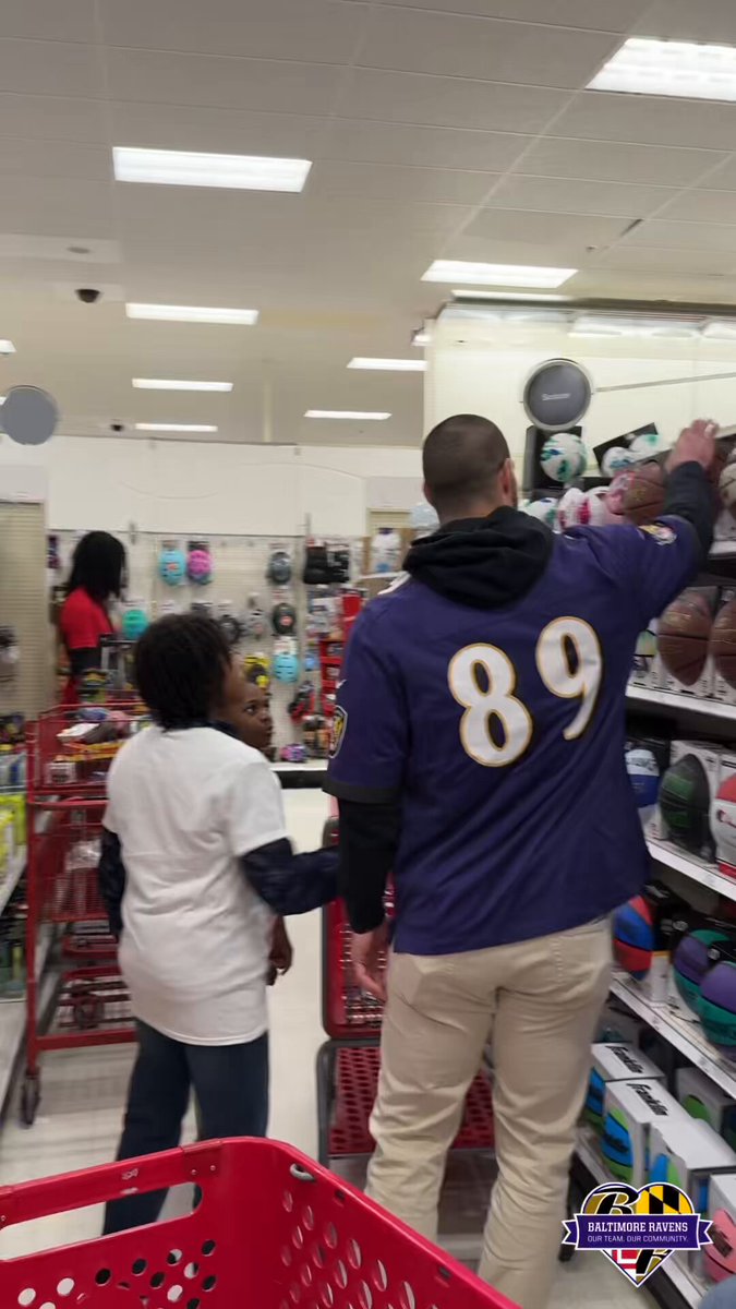 Christmas toy mission with Mark Andrews 🎁

#ProBowlVote | @Mandrews_81 