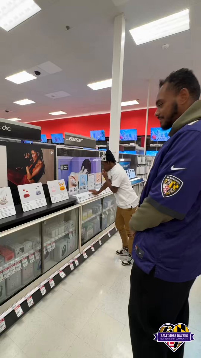 Helping Santa with Ronnie!

#ProBowlVote | @megatronnie 