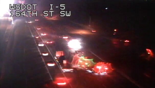 Laka I-5, Lynnwood. Jalur kanan terhalang.