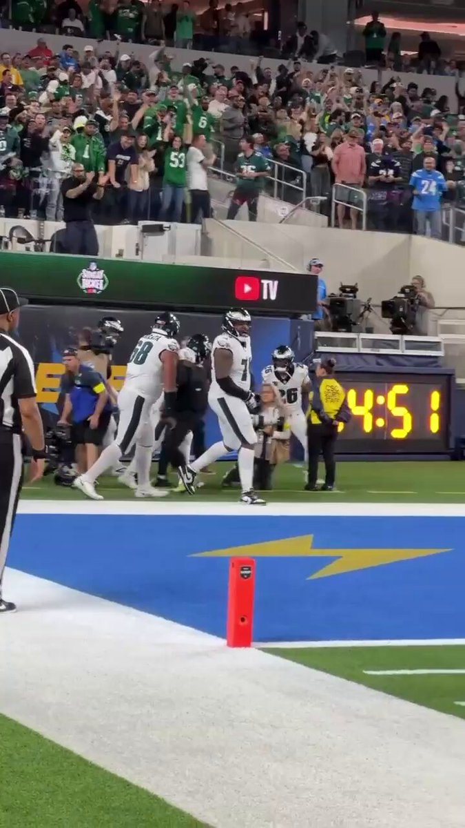 Celly celly👇

@budlight | #ForTheCelly 