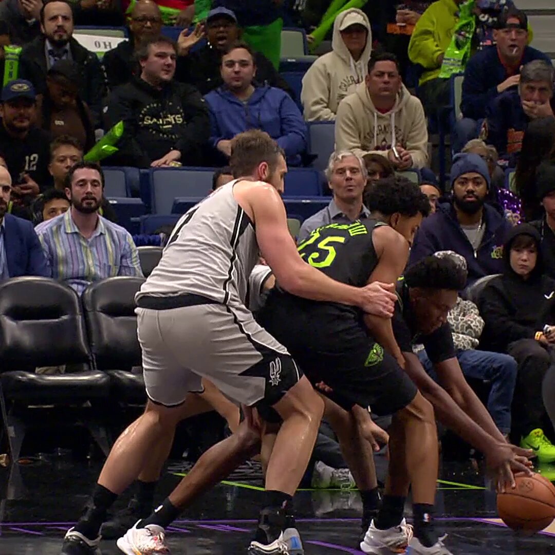 DERIK QUEEN: 33p, 10r, 10a, 4b 🤯

The FIRST ROOKIE since blocks began being tracked in 1973-74 to record a 30-point triple-double with 4 blocks! 