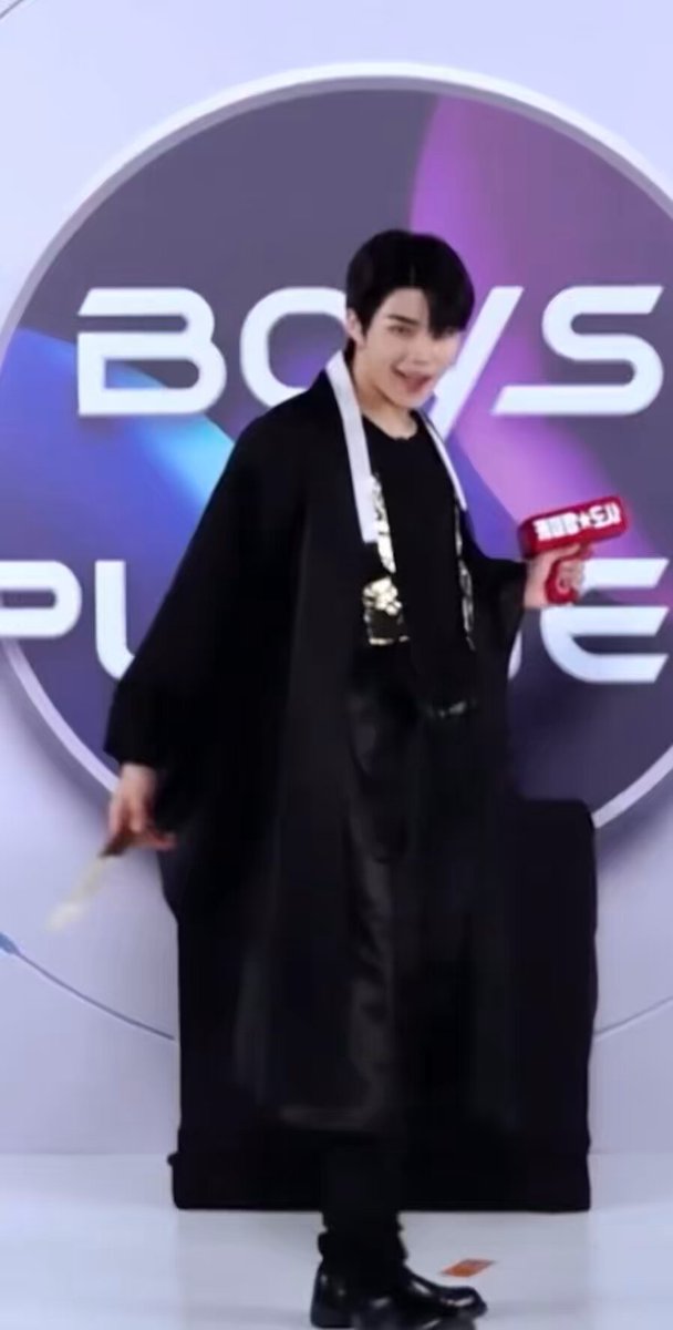 いま電車で肩を震わせて笑っています