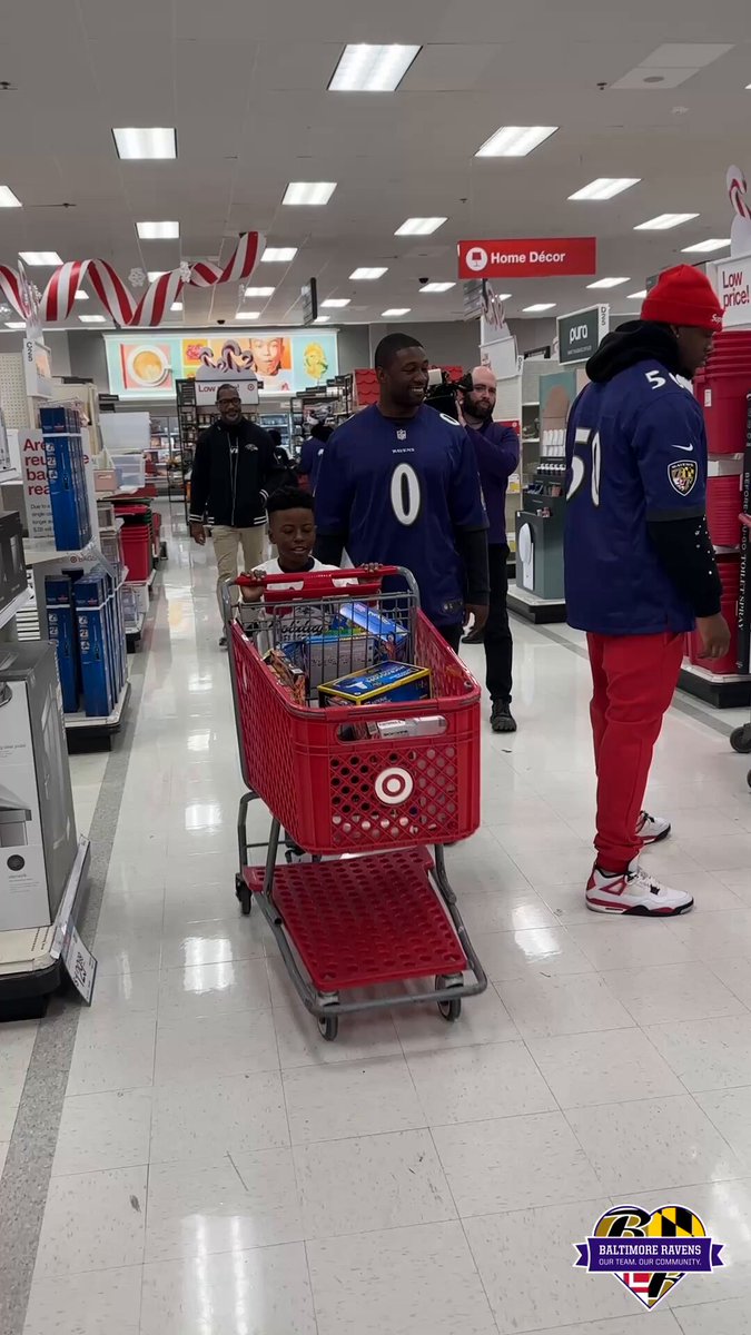 Creating holiday memories that will last long after the wrapping paper is gone with our annual Holiday Helpers, hosted by Roquan Smith.

@RavensCommunity 