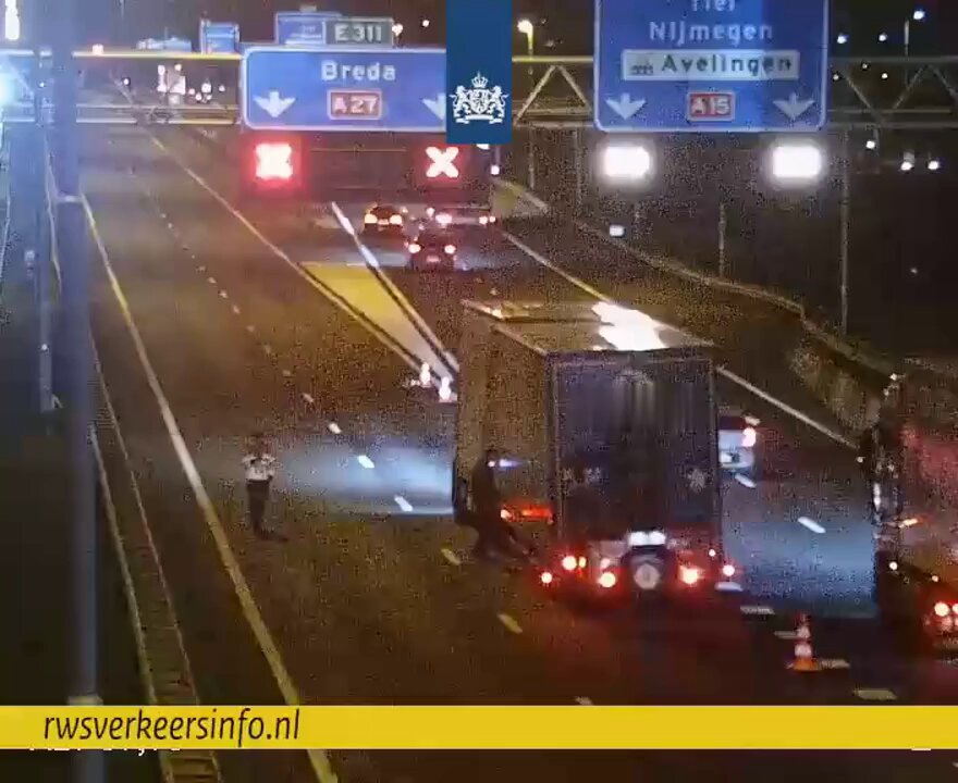Vrachtwagen met vastgelopen remmen en lekke band op knp. Gorinchem