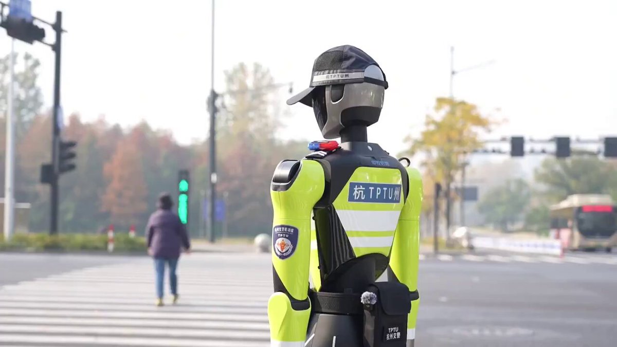 الصين تطلق أول روبوت شبيه بالبشر لإدارة المرور والاختناقات المرورية في مدينة هانتشغو، يحمل اسم «هانغشينغ 1»، وهو مدعوم بالذكاء الاصطناعي، ولديه القدرة على التعرف على المخالفات المرورية، وإصدار تنبيهات صوتية. #مصدر_للأخبار 