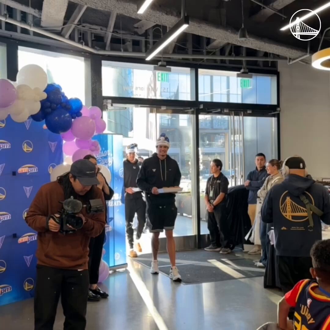 Thanks to @ampm for spreading the holiday cheer & making Hoopers & Holiday Treats happen!

Gui Santos, Will Richard, and @valkyries' bestie Violet joined youth from Mobile Love for an afternoon of cookie decorating and a shopping spree at Golden State Team Shop at Thrive City. 