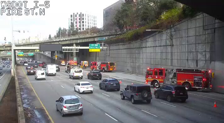 Lalu lintas I-5 dibuka, jalur kanan terhalang!
