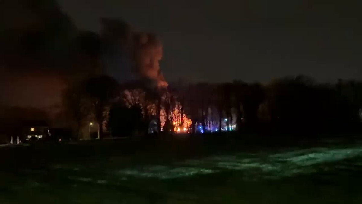 Grote brand bij autobedrijf in Rhenen