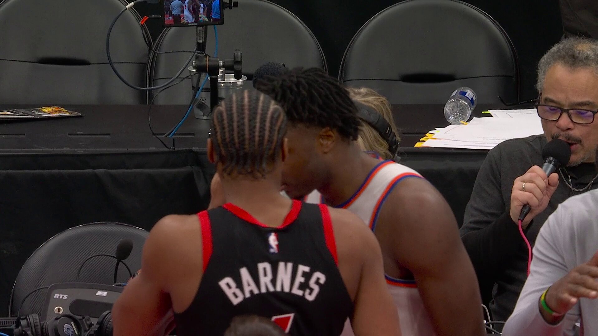 OG Anunoby ? Scottie Barnes
Jalen Brunson ? RJ Barrett

Former teammates take some time with each other after Knicks/Raptors!
