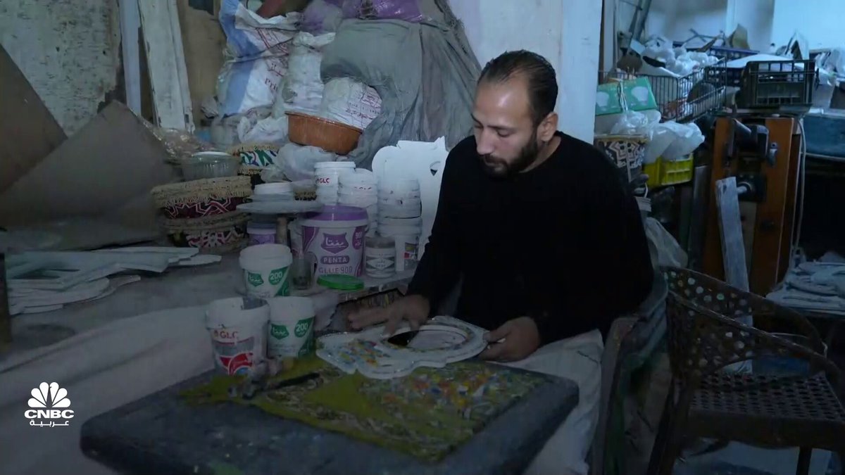 إقبال محلي ودولي على شراء منتجات "الزجاج المعشق". زياد ياسر المتخصص في صناعة الزجاج المعشق يروي لنا القصة ضمن حلقة جديدة من برنامج بالمصري. 