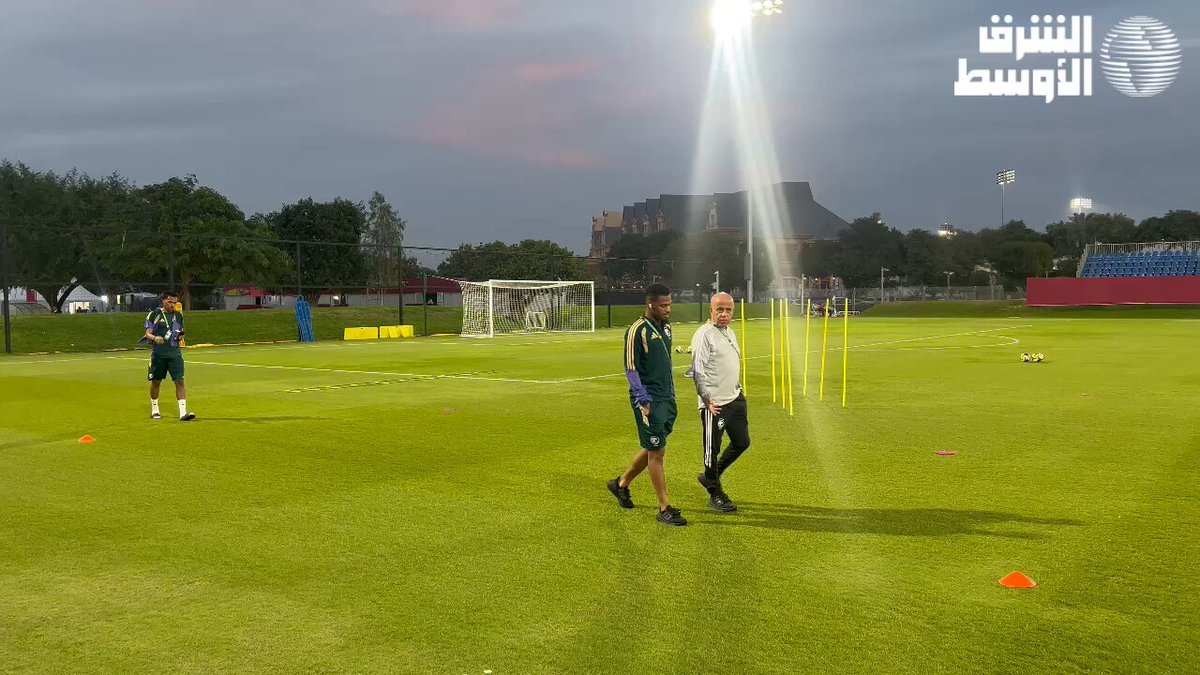 توافد لاعبي المنتخب السعودي لأداء الحصة التدريبية الأخيرة قبل مواجهة فلسطين غداً في ربع نهائي #كأس_العرب 