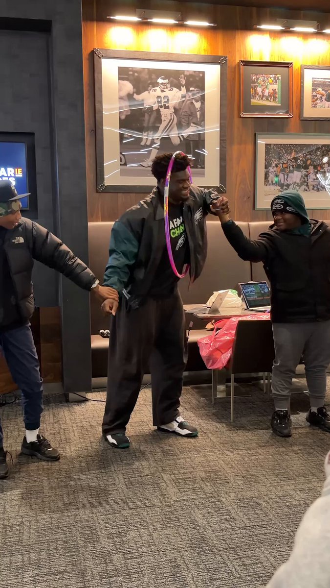 We had some Ordinarie Heroes drop by to learn and talk about building resilience and mental health

@ChildrensPhila | #FlyEaglesFly 