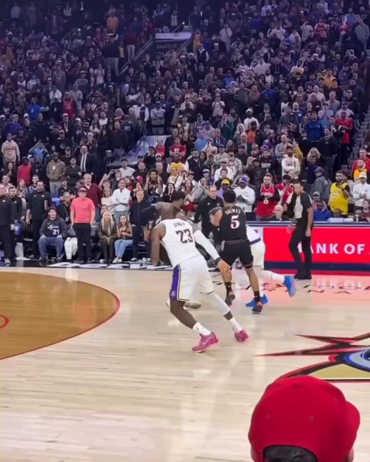 This courtside view of LeBron’s clutch buckets in Philly ?