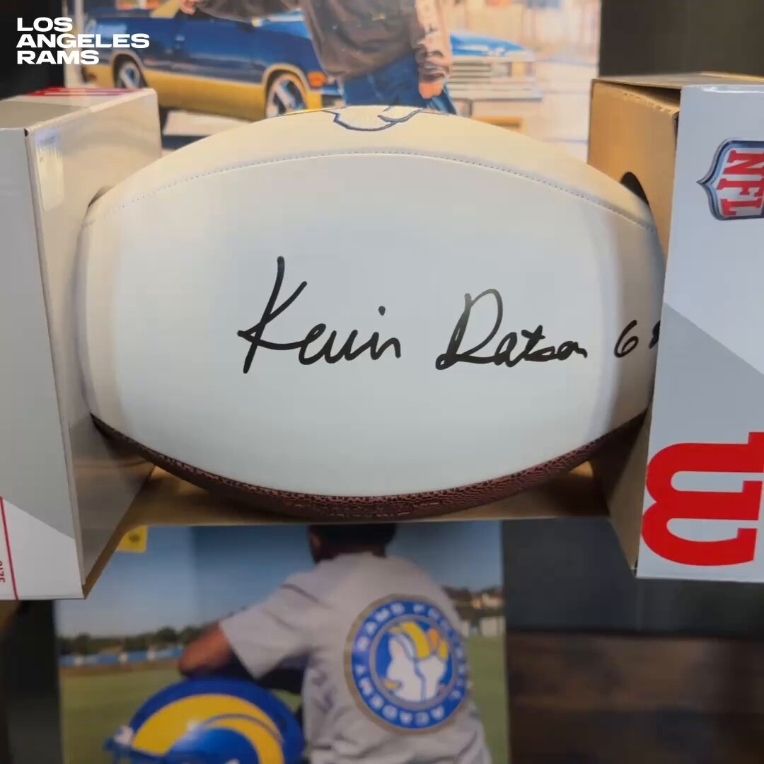 Day 8 of 12 Days of #ProBowlVote Giveaways!

🔁 Repost to win a signed @kdd7696 football! 
