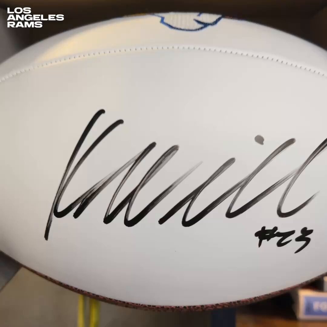 Day 9 of 12 Days of #ProBowlVote Giveaways!

🔁 Repost to win a signed @Kyrenwilliams23 football! 
