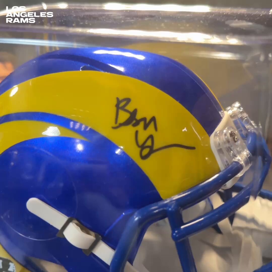 Day 10 of 12 Days of #ProBowlVote Giveaways!

🔁 Repost to win a signed @byron_97 mini helmet! 