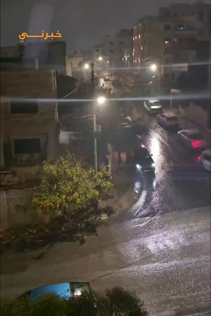 أمطار غزيرة تشهدها منطقة صويلح في عمان هذا المساء 