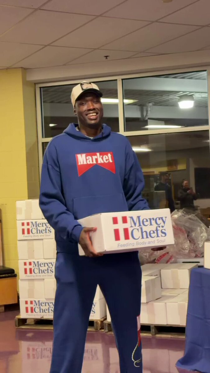 Kicking off Season of Giving with Duop distributing meals and spending time with kids at @BGCPortland :) 