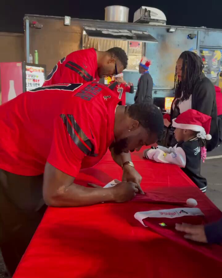 Azeez Al-Shaair is a man of the people 🫶

#ProBowlVote + #WPMOYChallenge + Azzez Al-Shaair 