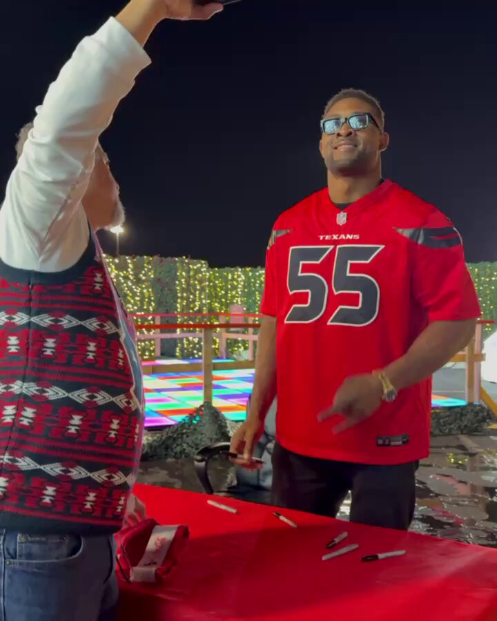 .@DHunt94_TX showin' love 🤘❤️

#ProBowlVote + Danielle Hunter 