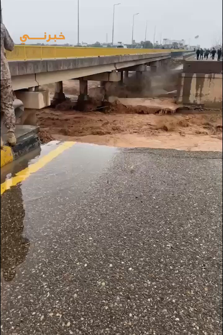 بسبب السيول الجارفة انهيار جسر طوز خورماتو وانقطاع الطريق الحيوي الرابط بين بغداد وكركوك. 
