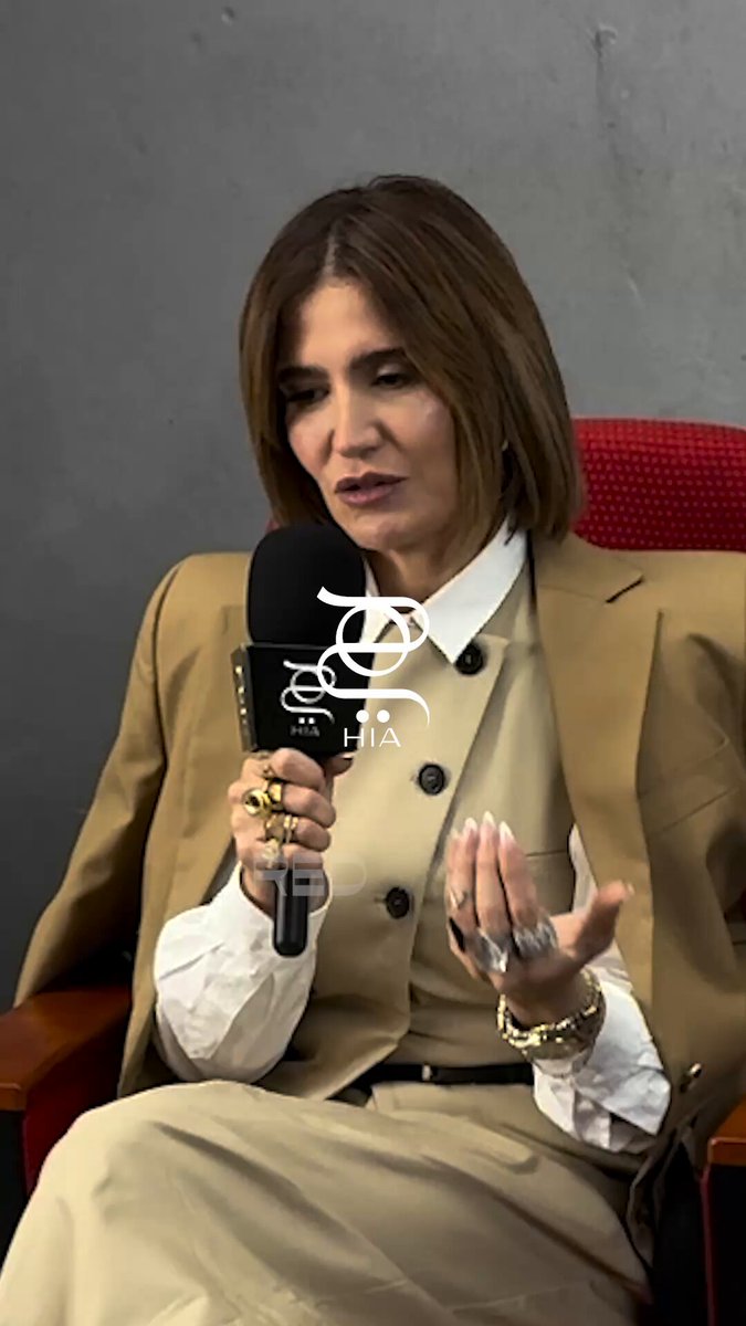 هنا شيحة تكشف كل جديد في استوديو "هي" خلال مهرجان البحر الأحمر السينمائي! تحدثت النجمة عن حضورها للمهرجان للسنة الثانية، وأشادت بتطور الإنتاج السعودي وقوة الفنانين المحليين، كما شاركت تجربتها مع الأفلام القصيرة وطريقة تقديم الشخصية في مشهد واحد. #مجلة_هي 