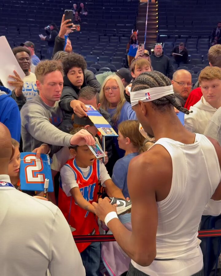 Even with 16 straight wins and a trip to Vegas on the line... SGA still makes time for autographs 

THUNDER seek 24-1 and the @emirates NBA Cup semifinals NEXT on Prime!