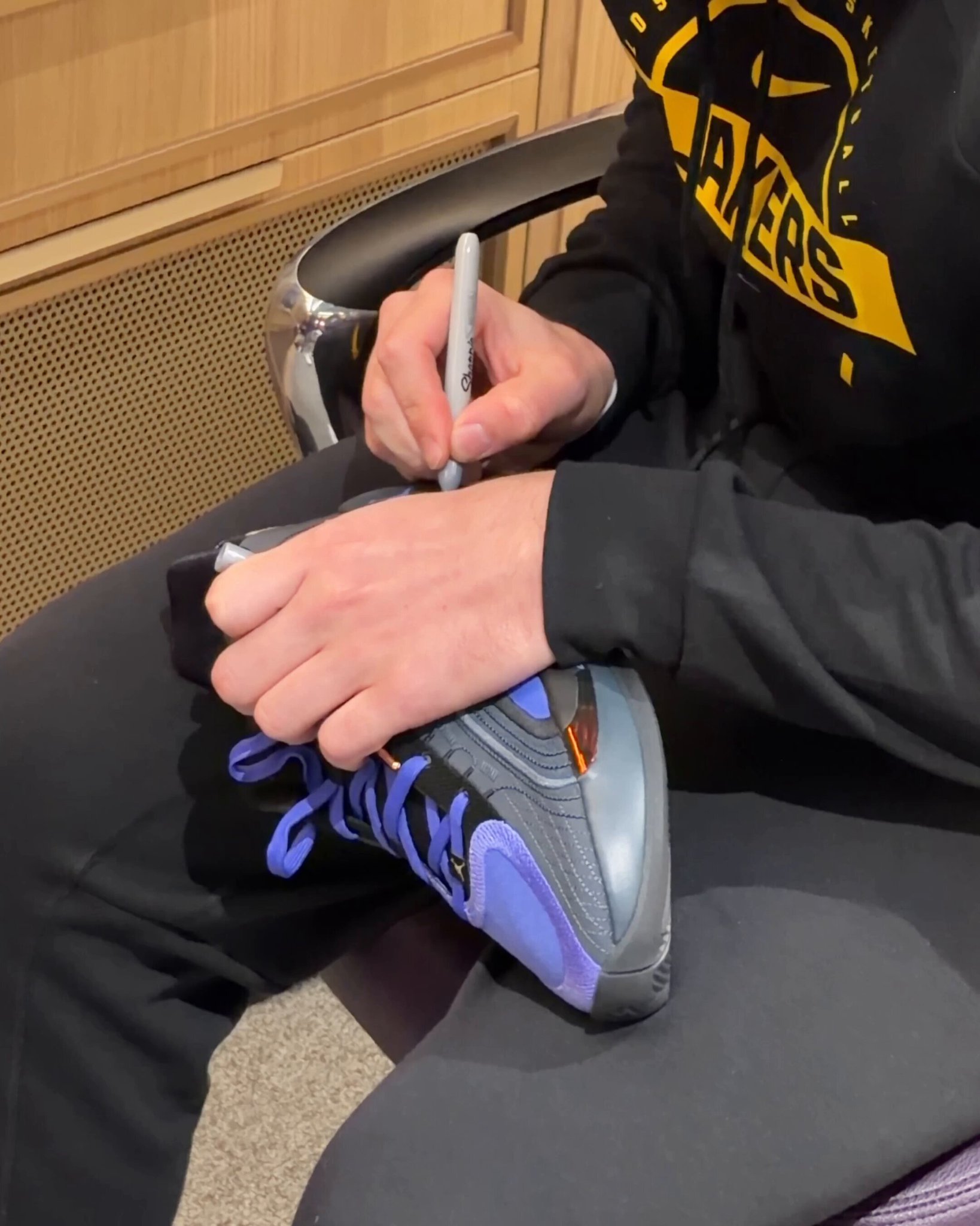 RT @NBAKicks: GO❤️ • @lukadoncic’s tribute to his two daughters, Gabriela &amp; Olivia! #GirlDad #NBAKicks