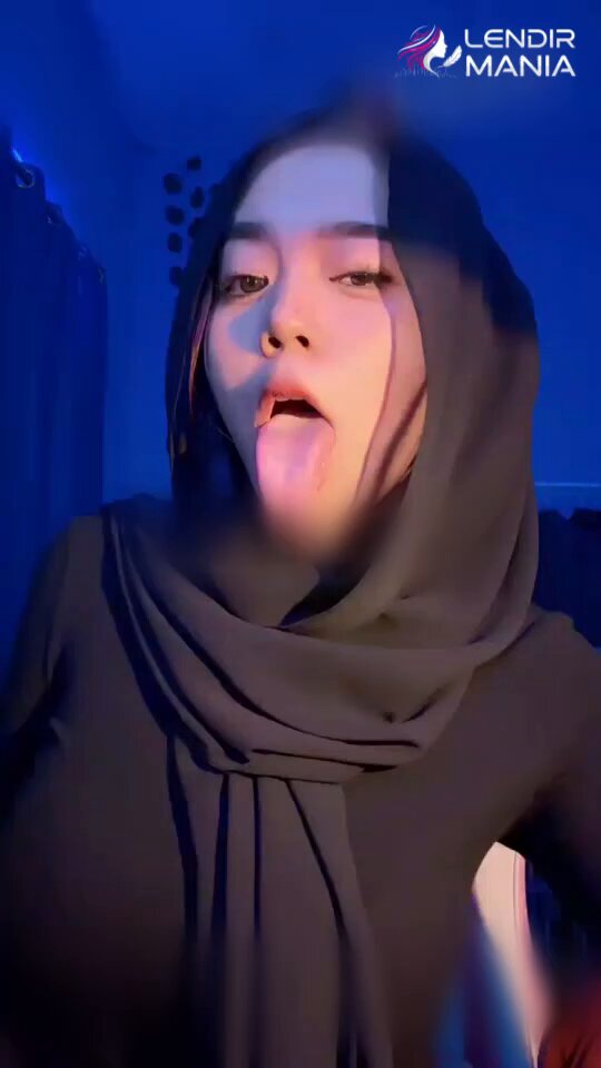 aksi wanita berjilbab