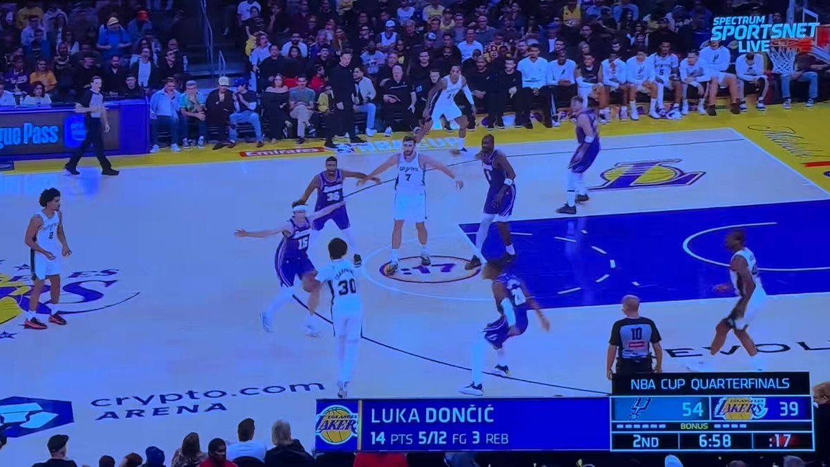 This is an interesting rotation for the Lakers zone as Luka points out Harrison Barnes baseline cut, then goes to the wing and expects Rui to go from the right block to the left corner. 🤔 