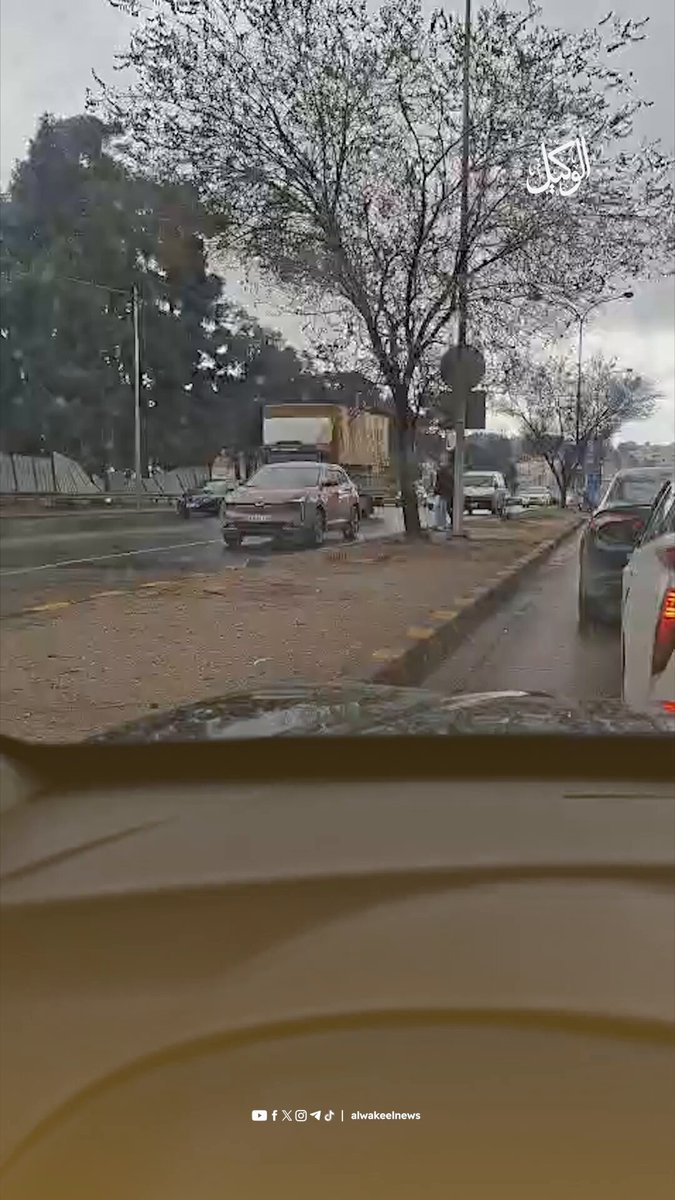 شهامة وإنسانية رقيب سير تتجلّى بمساعدة شاب مصاب على عبور الطريق #سوشال_الوكيل 