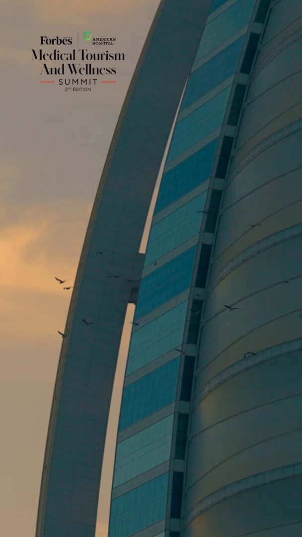 شهد اليوم الثاني من القمة نقاشات غنية حول الأنظمة والتقنيات والمناهج التي تضع الإنسان في قلب الاهتمام، وتعيد صياغة مستقبل السياحة الطبية العالمية، بدءًا من المستشفيات الذكية والعلاجات المتقدمة، مرورًا بالسفر الصحي المبتكر، ووصولًا إلى التجارب المخصصة للمرضى. وقد سلط اليوم الضوء 