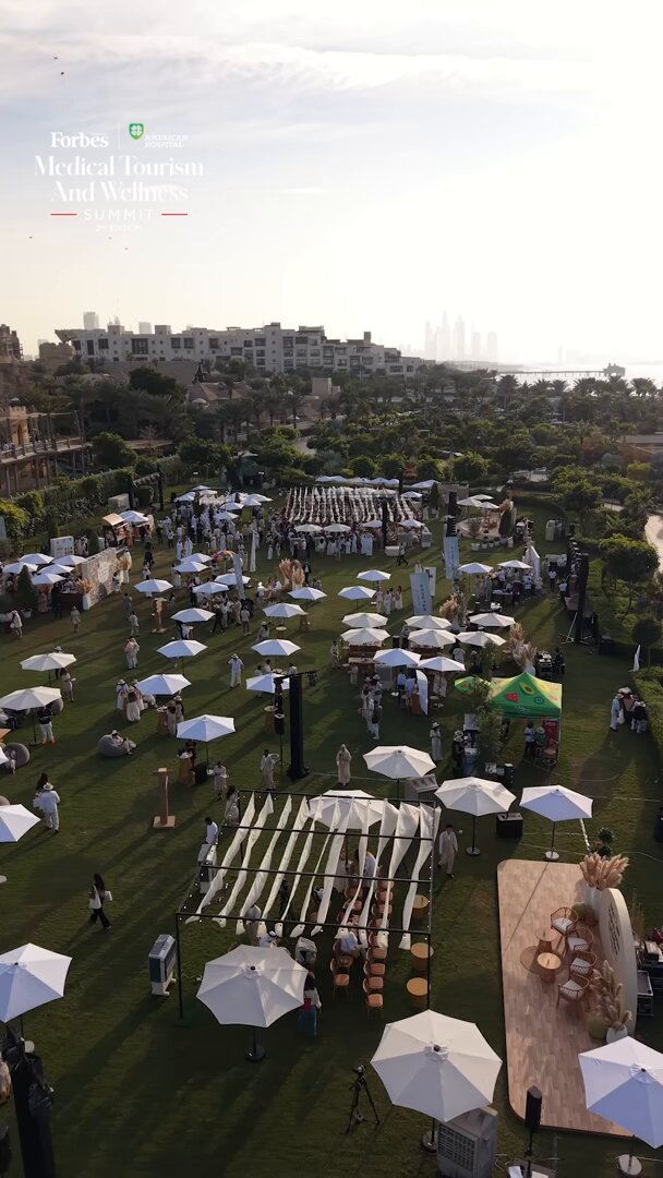 محمد الحصري، المؤسس والرئيس التنفيذي لشركة VIWELL، وشهاب مكانيل، المؤسس والرئيس التنفيذي لشركة ShopDoc، يستعرضان دور البيانات المتكاملة وأدوات التنقل في تحسين أداء منصات الرعاية الصحية، وذلك في جلسة نقاشية أدارتها جيداء شكري، منتجة المحتوى في فوربس الشرق الأوسط 