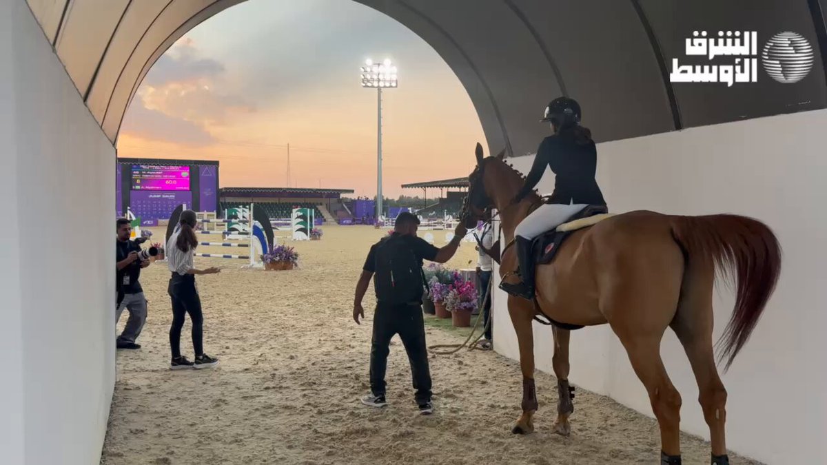جانب من منافسات ميدان بطولة قفز السعودية مساء اليوم الخميس بمشاركة العديد من الفرسان العالميين؛ وسط أجواء تنافسية مميزة 