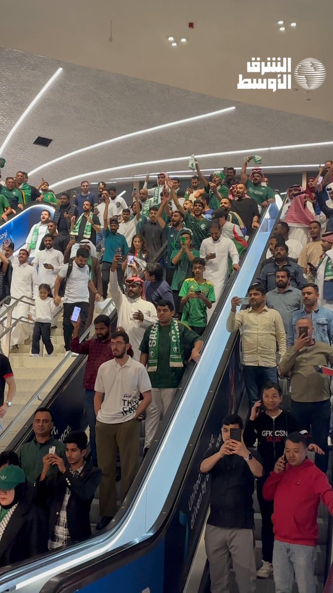 جماهير المنتخب السعودي من محطة مترو لوسيل في طريقها إلى الملعب وسط حماس وتفاعل كبير. #السعودية_فلسطين 
