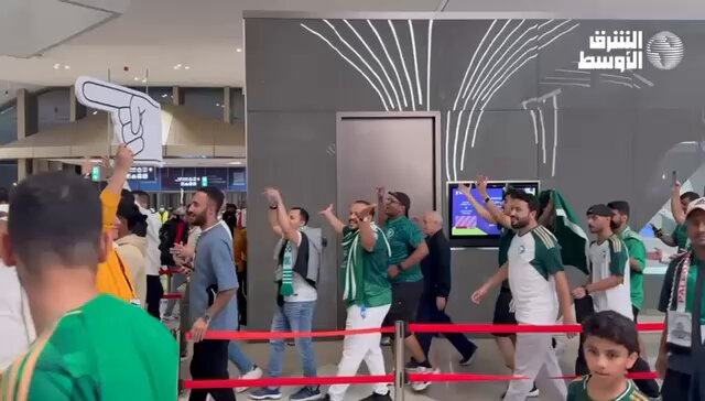 «ياسعودي جينا.. من كل مدينة».. هكذا تردد الجماهير السعودية في محطة المترو المؤدية لملعب لوسيل. #السعودية_فلسطين 