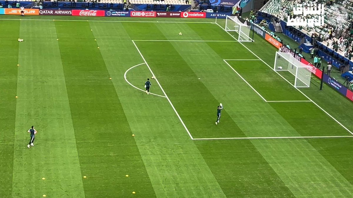 دخول لاعبي المنتخب السعودي لأرضية ملعب لوسيل للقيام بتمارين الإحماء، وسط تحية من الجماهير في المدرجات. #السعودية_فلسطين 