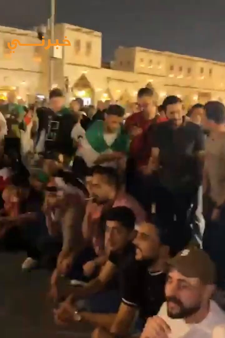 هتافات الجماهير الأردنية من سوق واقف قبل مواجهة النشامى وأسود الرافدين. One two three four. يا عراق جاييك الدور 