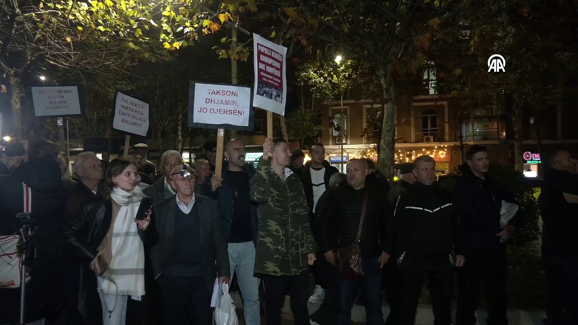 Arnavutluk'ta "Halk yolsuzluğa ve yoksulluğa karşı" sloganıyla bir protesto düzenlendi.
