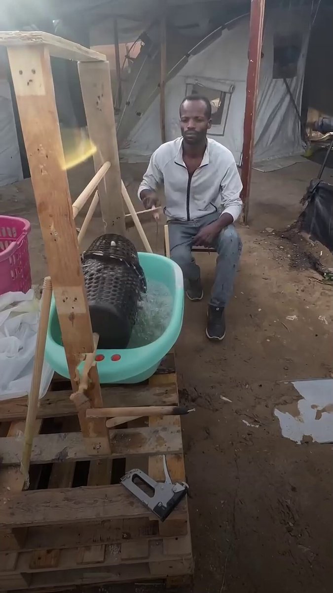 رجل فلسطيني في غزة يصنع غسالة ونشافة بلا كهرباء من سلال بلاستيكية وخشب 