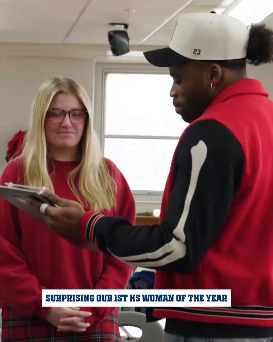 a special moment for our first High School Woman of the Year.💙

#WPMOYChallenge | @KennyKennyMoe3 