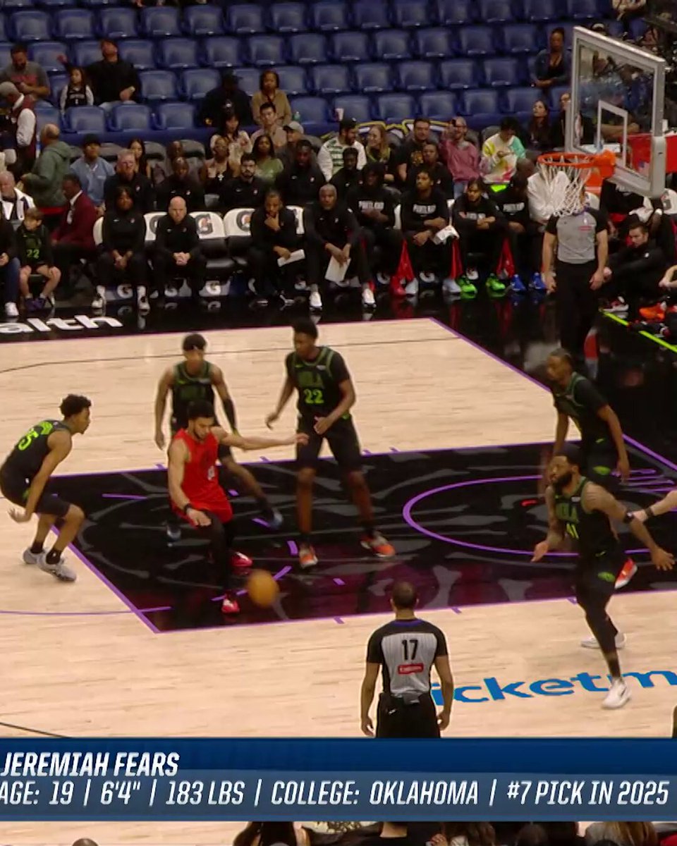 Right down the boulevard to lay it in🏃‍♂️ 