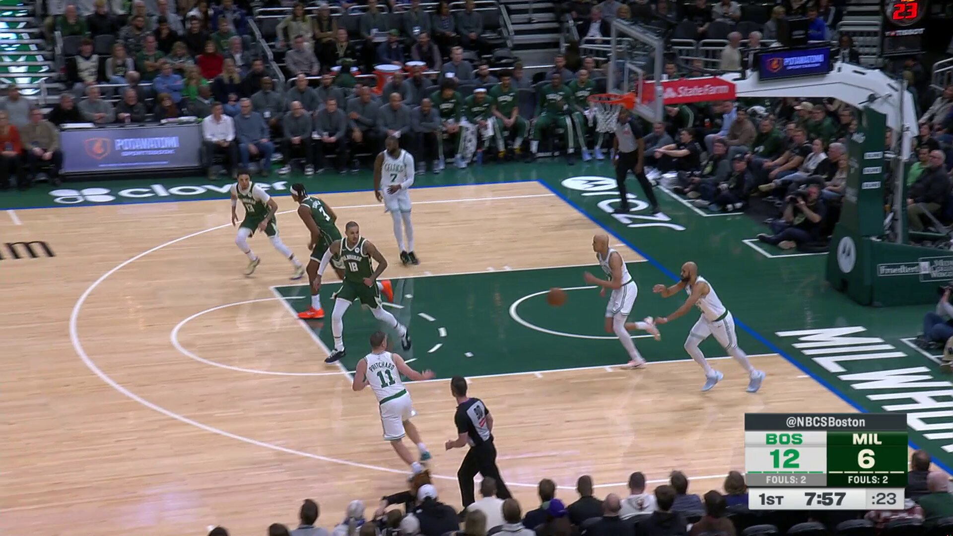 Pushes the tempo.
Shows off the handles.
Pulls up from downtown.
Drills the triple.

Payton Pritchard has 6 for Boston