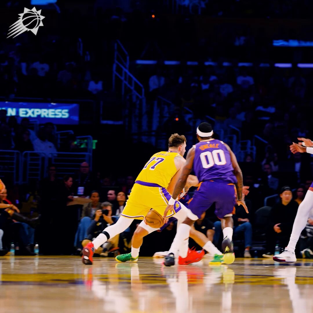 Dillon with the pretty finish through the LA defense 😮‍💨

@Kia | #SunsUp 