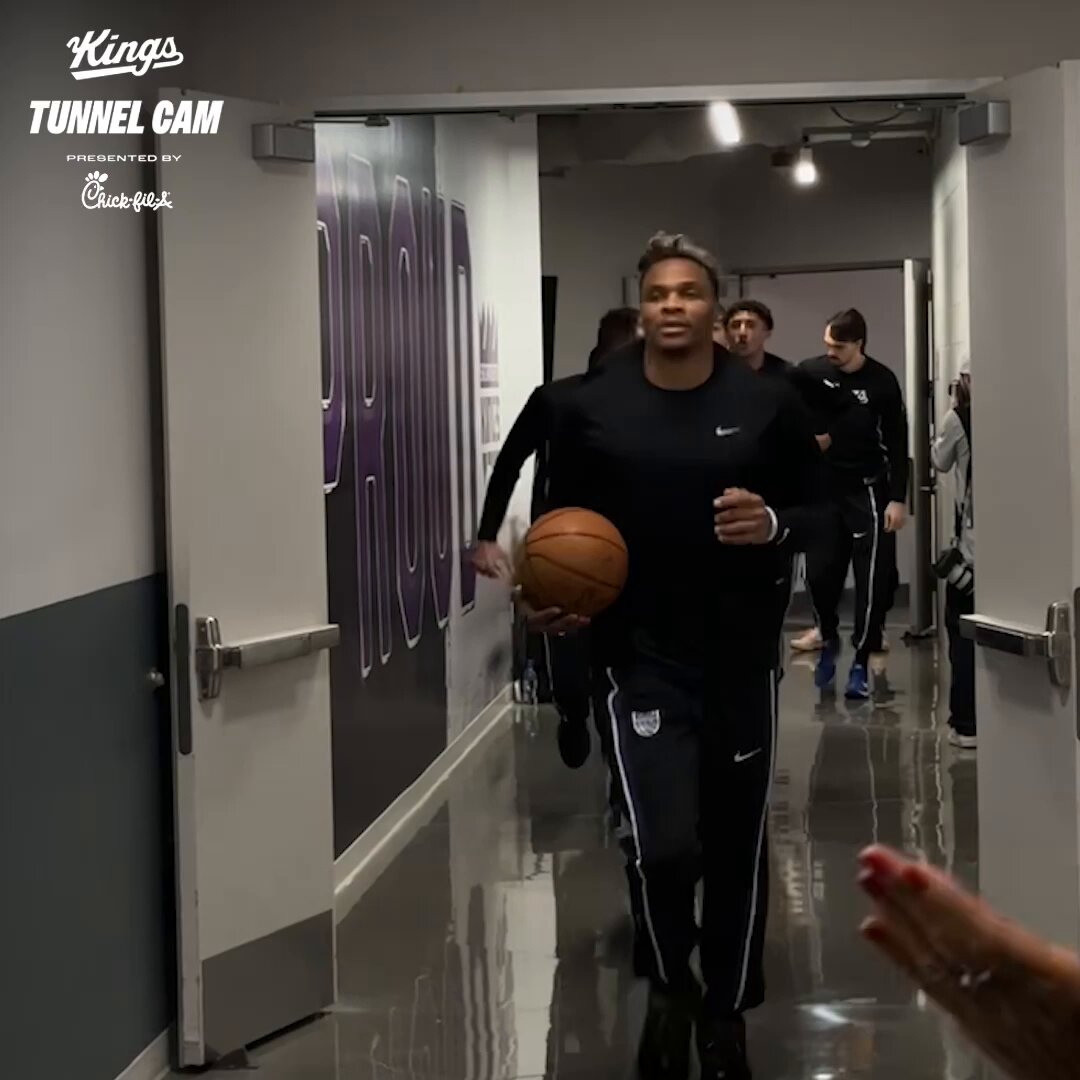 Thursday hoops otw 👑 🏀

Tunnel Cam presented by @Chickfila 